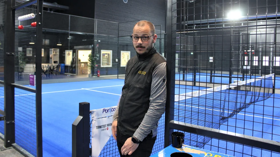 Oscar Karlsson, en av fyra delägare i Deco padel Åtvidaberg märker av padelkrisen som drar över landet. Men med tre banor är hallen rätt anpassad för Åtvidabergs storlek, menar han. 