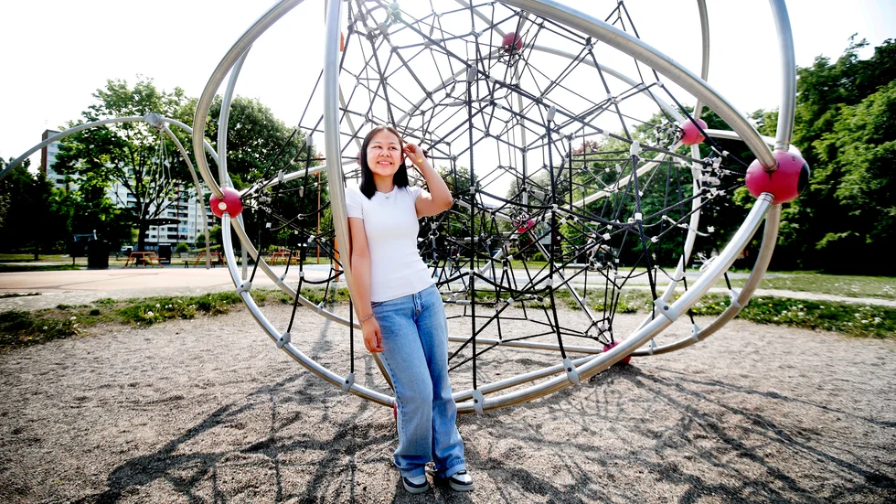 Bilden av Årby – hur ser den ut? När Jenny Pham, 15, fick prova på journalistyrket var hon nyfiken på barns perspektiv så hon ställde frågan till ett gäng tioåringar. "De sa att de tycker att det är läskigt i Årby men att de även har fina minnen och att det är bra att bo här".