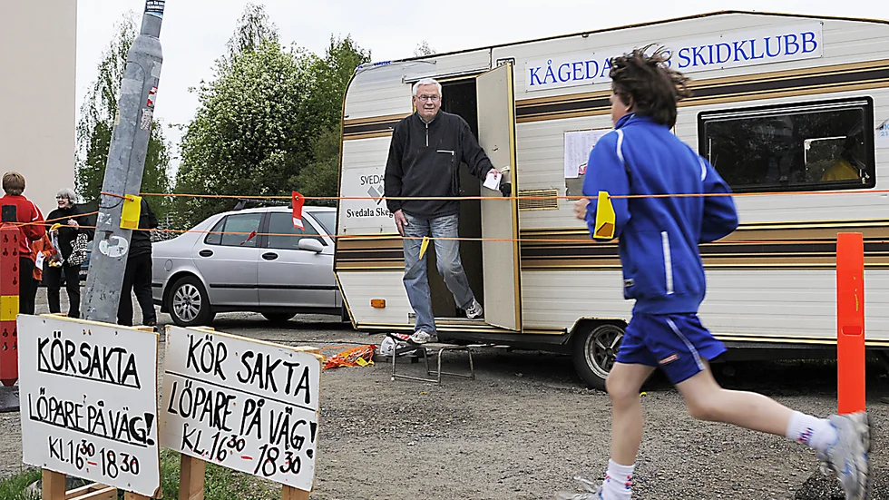 Kjell-Göran Marklund är grundar och en legendar när det kommer till Broarna Runt. Han och alla andra i arrangörsteamet förknippas starkt med den klassiska husvagnen där all resultatrapportering sker. Här en bild från en målgång 2009.
