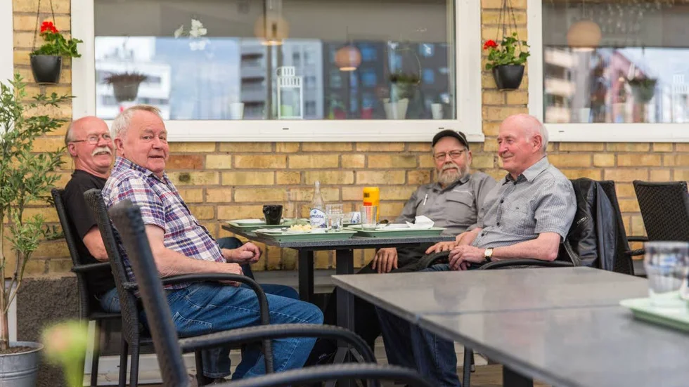 Gamla gänget. Alltid är det någon som dyker upp på lunch. På Brostugan har de setts sen mitten på 1970-talet.På bilden:  Göran Wik, Åke Brolin, Lasse Andersson och Ulf Sjödin