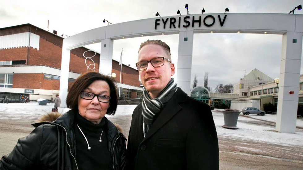 Uppsala multimässa flyttar in på Fyrishov i helgen. Berit Bergström ska sälja antika prylar i sin monter och Mathias Lavemark är en av arrangörerna på Knivstamässor.