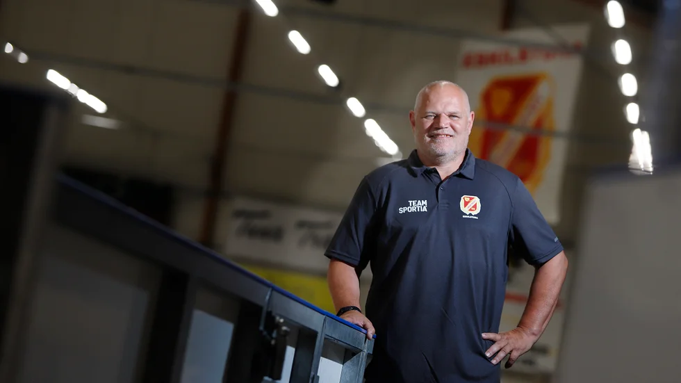 Pär Hellenberg som är ny tränare i Linden tycker det är bra att det ska sändas hockey på ekuriren.se.
