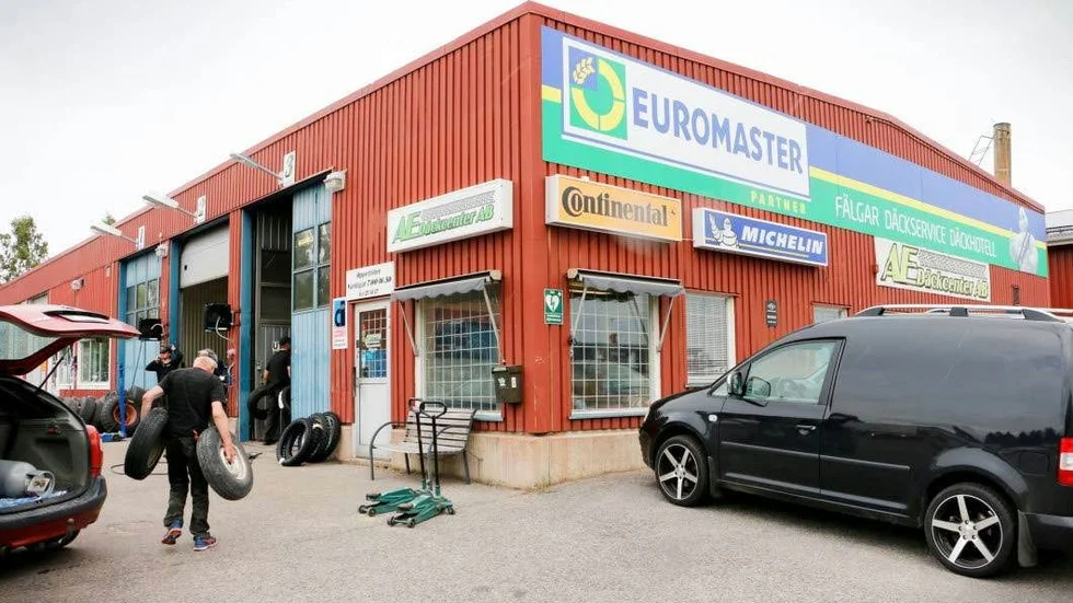 Sammanlagt hade tjuvarna fått med sig 95 lastbilsdäck från Däckcenter.