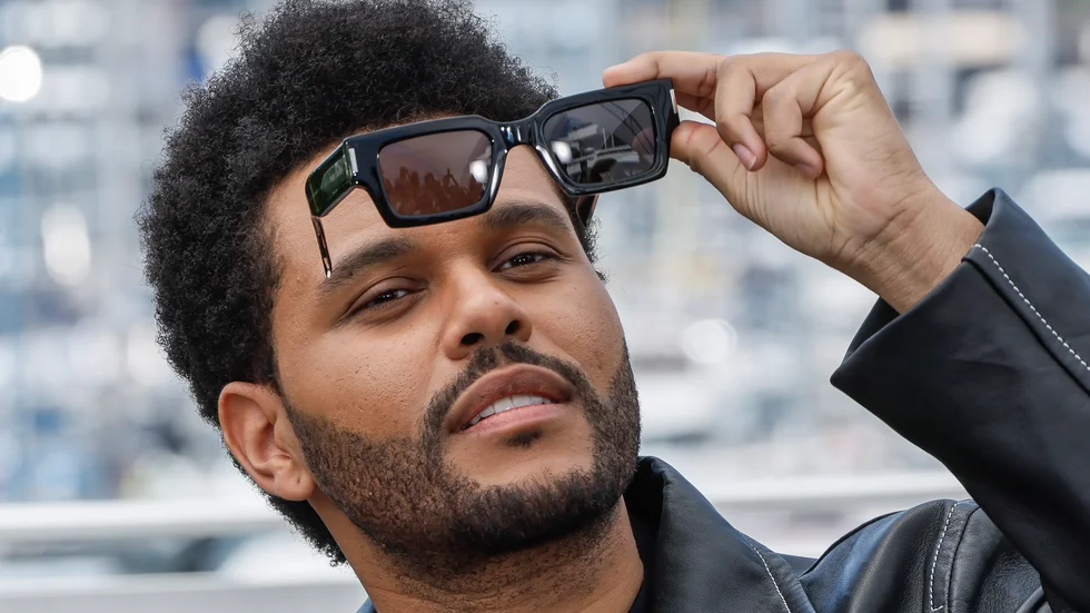 Sångaren och skådespelaren Abel Tesfaye alias The Weeknd poserar för fotografer på filmfestivalen i Cannes 2023 inför världspremiären av serien "The Idol". Ikväll spelar han i Stockholm. Arkivbild.