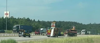 Fyra bilar i kökrock på E4 – motorvägen stängdes av