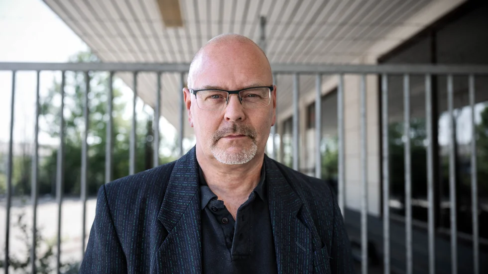 Johan Brännström är deckarförfattare och journalist. Han har nyss skrivit på avtal för sex nya spänningsromaner de kommande åren.