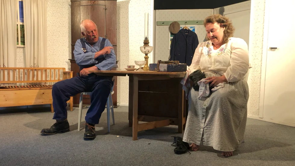 Alfred i Nygård, som spelas av Åke Lindberg, och hans dotter Lotten som karaktäriseras av Monicka Odenslätt.
