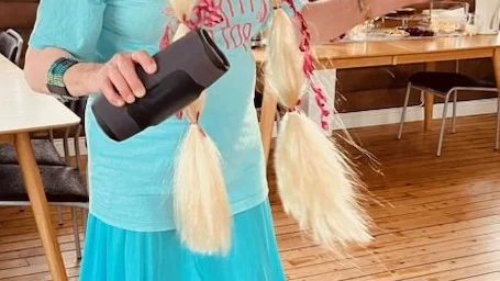 "Lolita de Cuba" spexade och drog igång salsadans när kamratgänget Sprittärtorna i Kalix firade 50 år.