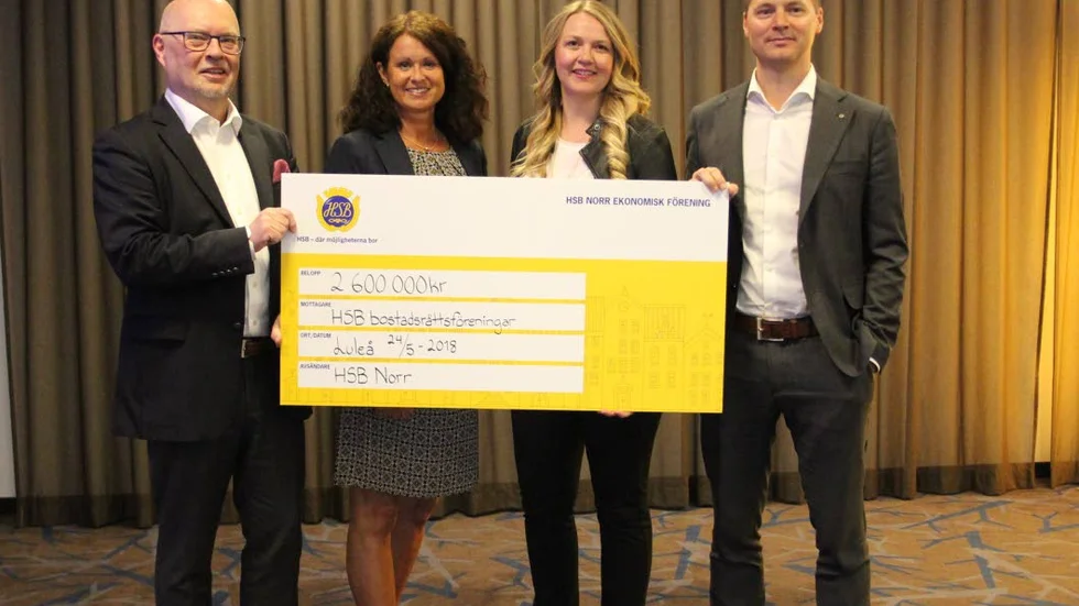 Mattias Lundström, vd HSB Norr, lämnar tillsammans med HSB Norrs nye ordförande Thomas Björk tillsammans med Helena Markgren, Gabriella Rymark och Mattias Lundström över den symboliska checken för kundbonusen på 2,6 miljoner till HSB bostadsrättsföreningar.
