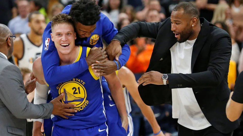 Jonas Jerebko har all anledning att le efter inledningen i Golden State Warriors.