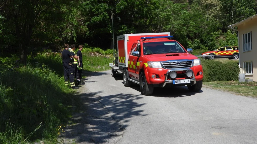 Några personer på platsen hade föredömligt påbörjat släckning innan räddningstjänsten kom fram.