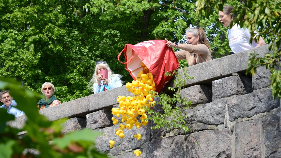 Plums, plums...så var ankracet i gång. Anette Hellgren, från Nyköping tillsammans mot cancer, höll i startsäcken. Anna Falk, till höger, är föreningens ordförande.