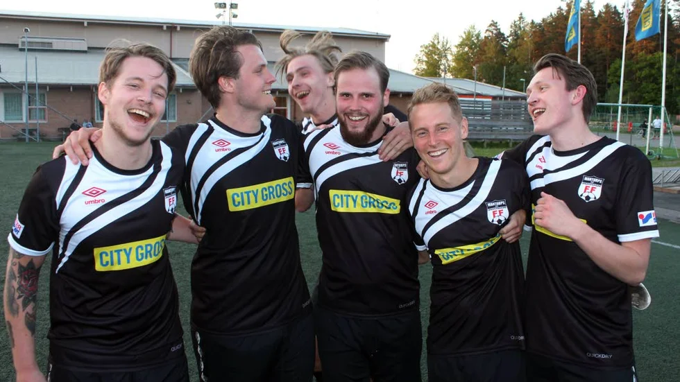 Mantorps spelare jublar efter skrällpoängen, 2–2, mot Mjölby AI.