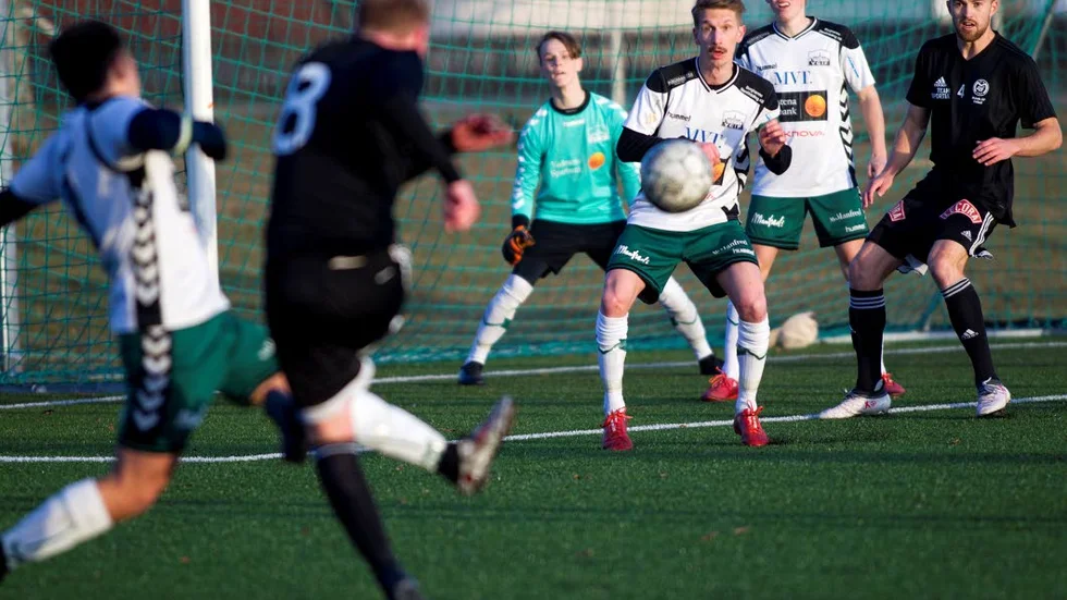 Vadstena GIF hade chanser, men gjorde inget mål. Då blev det förlust med 0-1 mot Ljungsbro. Här en bild från cupmötet med Motala AIF.