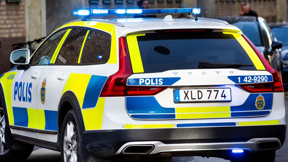 Polisen utreder olyckan, med en okänd gärningsman som misstänks för trafikbrott. 