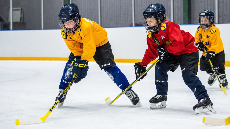 Barn under en träning med Tre Kronors ishockeyskola.