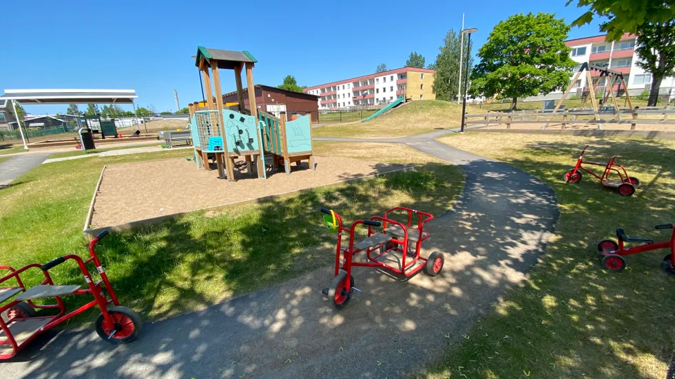 Alldeles intill Förskolan Pärlan på Motala väster inträffade ett grovt våldsbrott på måndagskvällen.