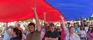 Tiotusentals protesterade i Belgrad mot våldet