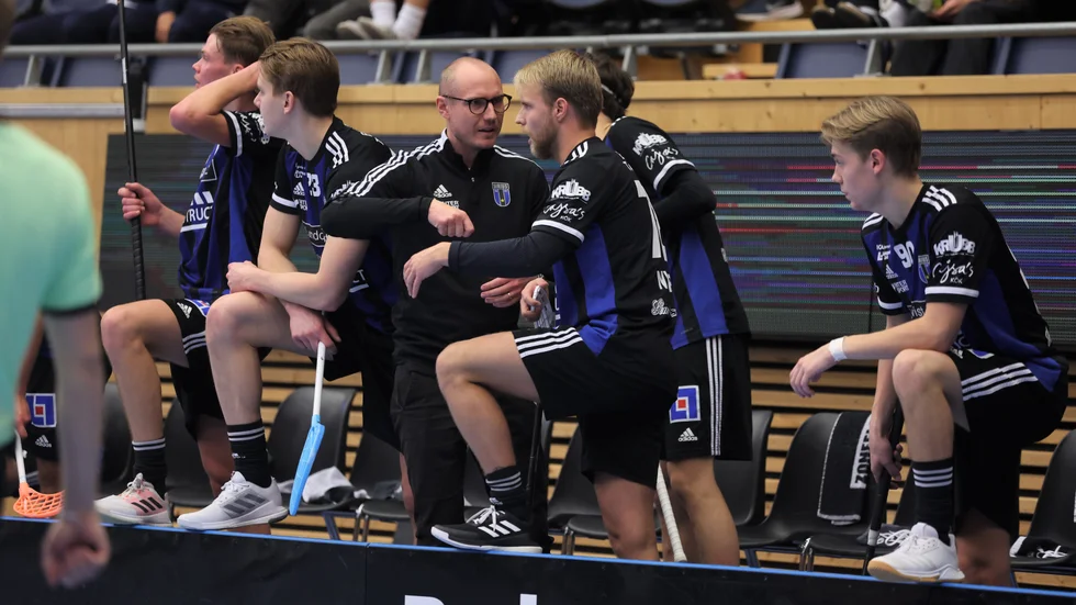 Kim Nyberg i samspråk med Siriustränaren Kristofer Widlundh under en match i allsvenskan under säsongen.