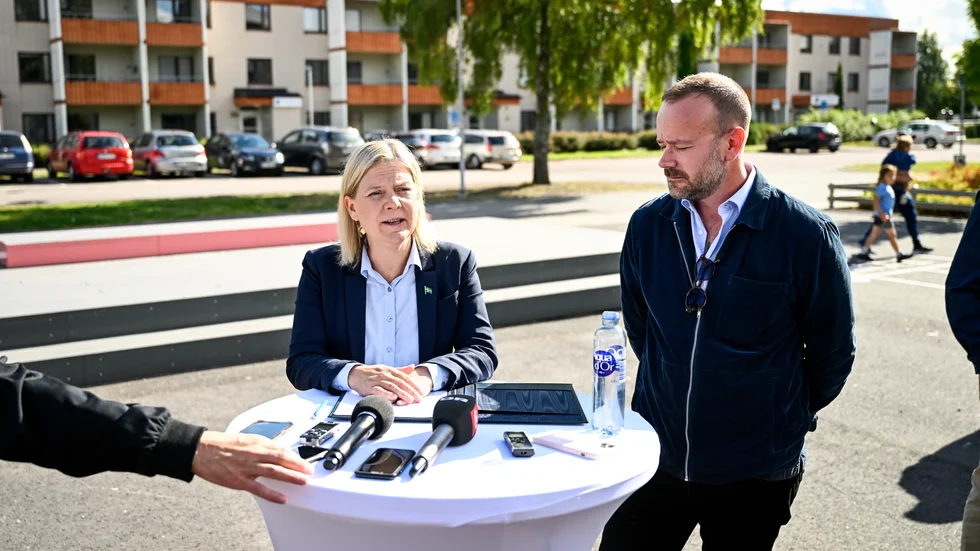 Borlänges kommunalråd Erik Nises (till höger) vill köpa tillbaka stadshuset från krisande SBB. S-ledaren Magdalena Andersson (till vänster) ställde sig nyligen bakom V-kravet på att snabbutreda statlig förköpsrätt.