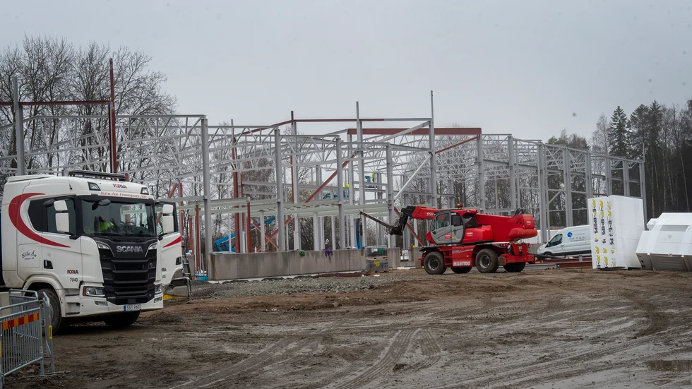 Mellan Lennings väg och Svärtavägen håller en ny stor byggnad på att ta form. 
