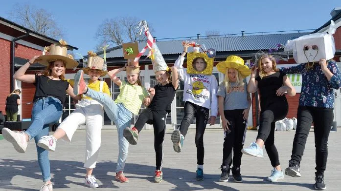 Kulturskole-elever är i hatten under skräpdagen.