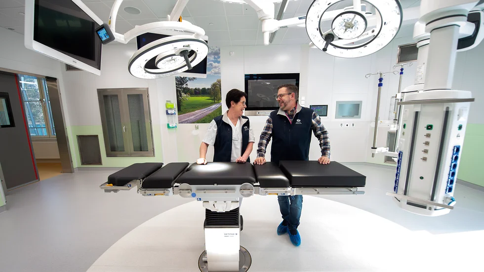 I den nya sjukhusbyggnaden finns bland annat åtta nya operationssalar. Karin Svalgård är chef för akutkliniken och Patrik Karlsson projektledare för operationsavdelningens nya lokaler.