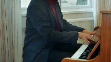Kantorn, pianopedagogen och musikledaren Gösta Nylund i ett av spelrummen på Lunnevads folkhögskola.