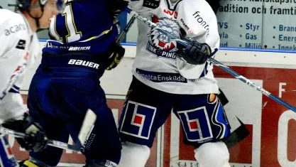 Linköpings HC har vunnit mycket på sistone -- men mot HV 71 är det svårt. I går blev det stryk med 3--1, sedan förre LHC-aren Per-Åge Skröder svarat för de två första hemmamålen. Här är norske Skröder i en het sargduell med LHC-kaptenen Thomas Johansson.