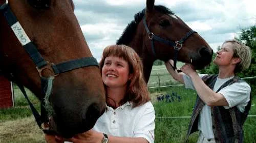 Marie Kahrle och Annica Elebjörk tillsammans med Maries hästar Coffey och Amadeus. Arkivbild: PIA MOLIN