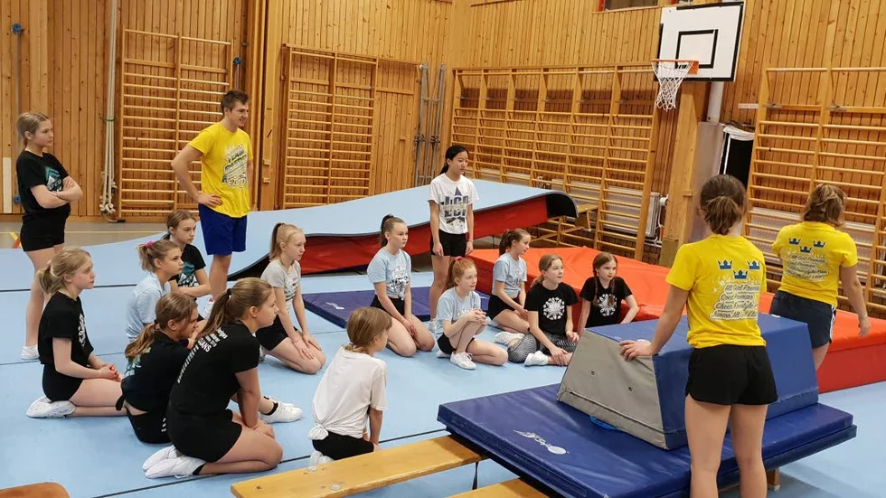 BDeltagarna på campen drillades av delar från landslaget i cheerleading under söndagen i Porsöhallen.
