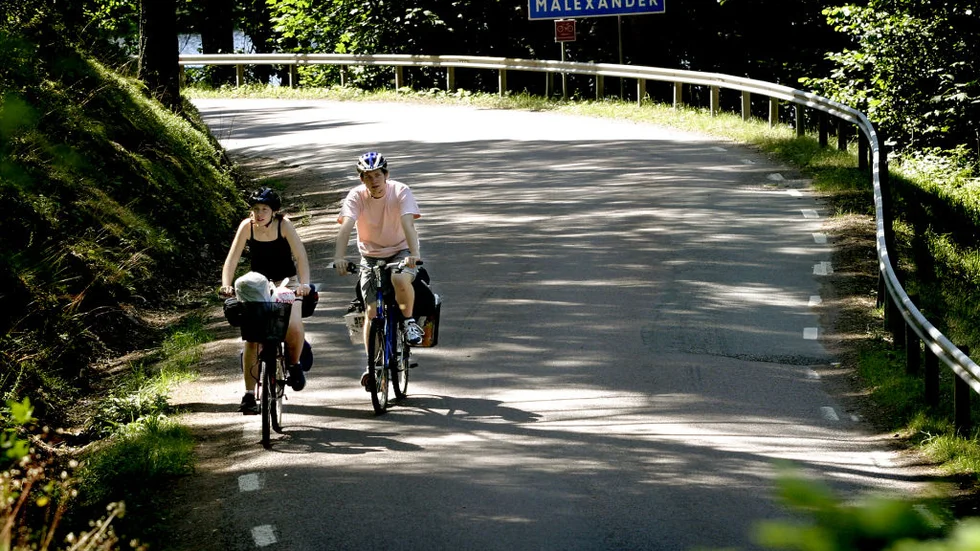 En påtaglig trafiksäkerhetsrisk, skriver kommunen om vägavsnittet öster om Malexander. Cyklisterna är i höjd med minnesplatsen för polismorden. Arkivbild 2004: Jeppe Gustafsson