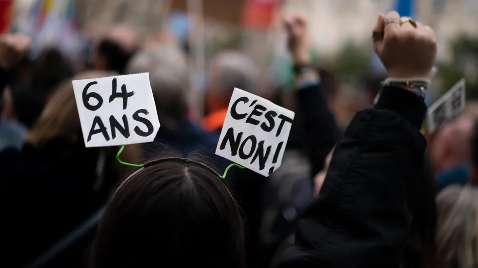 Protester mot President Emmanuel Macron's kontroversiella pensionsbeslut.