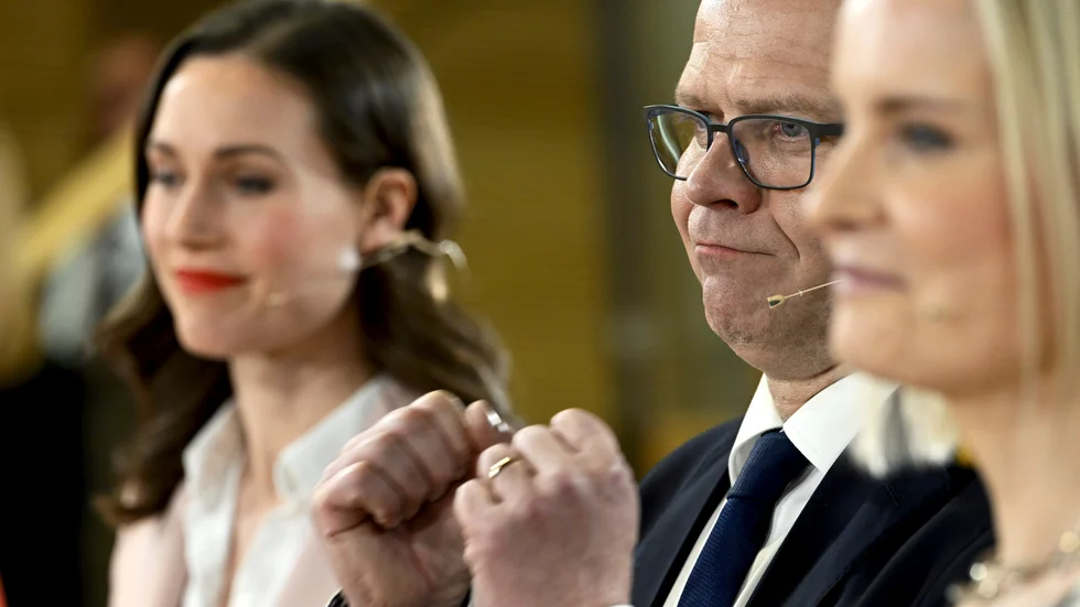 Samlingspartiets ledare Petteri Orpo gläds åt valresultatet. Nu får han i uppdrag att sondera förutsättningarna för att bilda en regering. Han kan antingen välja att börja prata med Sannfinländarnas ledare Riikka Purra (till höger) eller Socialdemokraternas ledare Sanna Marin (till vänster).