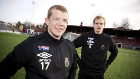 Plastmatta och brännsår på knäna? Jodå. Men annars är det mesta annorlunda sedan Jonas Lantto och Pär Asp senast spelade ihop i Kiruna FF.  "Nu behöver de inte vara osams om vilket allsvenskt lag de ska hålla på hemma i Kiruna", säger Asp till NSD.