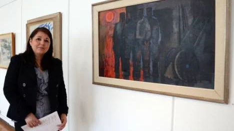 Karina Jarrett, museichef i Gällivare, visar ett urval av Gällivare kommuns konstsamling, här ett verk av Ingemar Kallenberg.FOTO: Marie Ridderström