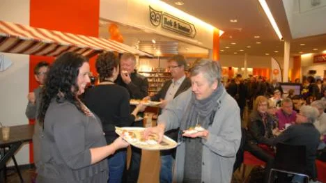 Centrumledaren Marjo Ekorre serverar Kalixborna löjromssnittar.   Foto: Jonny Strömbäck