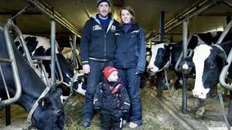 Ökat Norrlandsstöd ger Mikael Johansson och Sofia Ekström, med sonen Sebastian, 1, hopp om att kunna investera i ny ladugård och fördubbla besättningen                mjölkkor.Foto: Pär Bäckström