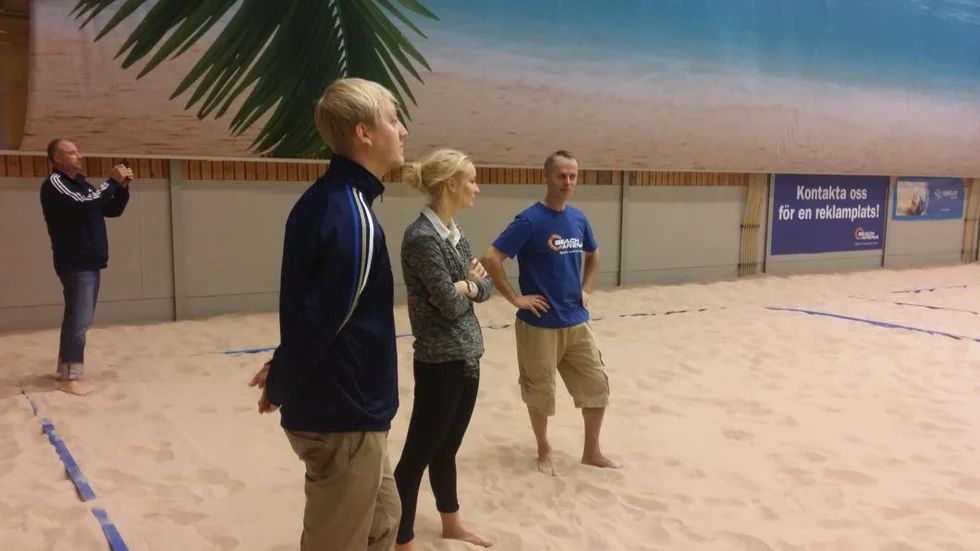 Besök. Ove Karlsson på Beach arena, längst till höger, visar handbollsförbundet arenan i Torvinge. Tony Carlsson fotar.