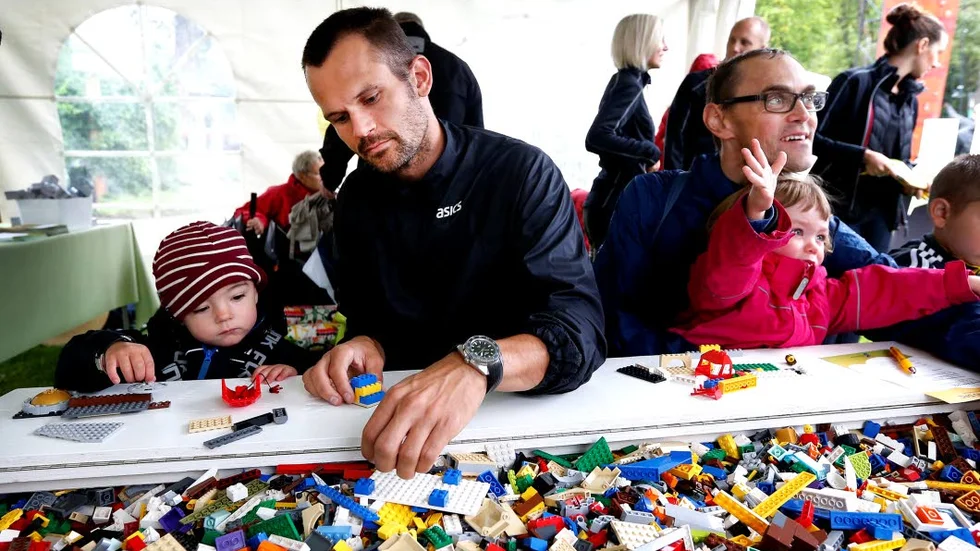 Stefan Holm med tvåårige Edvard Jönsson och 80 kilo lego.