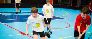 Innebandyglädje när skolklasser spelade mot varandra