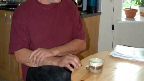 Strax före jul fick den kidnappade Roland Larssons barn en dvd-film. "Det är ju skönt att se att han lever, en stor lättnad. Men det är plågsamt att se att han är så sjuk och tärd. Han ser väldigt sliten ut och hans livsgnista har mattats", säger sonen Tommy Larsson, Sikfors.