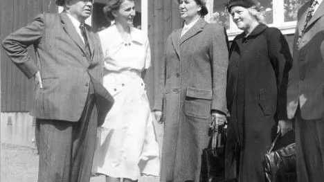 O W Lövgren (längst till vänster) var landshövding 1947-1952 och NSD:s chefredaktör 1930-1947. Här möter han några länsbor.