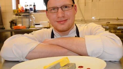 Kalle Altenburg med den vinnande efterrätten, som numera serveras i restaurangen.FOTO: Lotta Nilsson