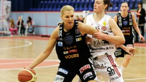 Ryggen mot väggen. Irina Michailova siffror efter första matchen gjorde ingen glad. Nu måste hon och laget lära sig varandra - innan slutspelet börjar.