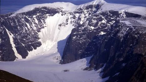 Mannen halkade på Sydtoppens glaciär och störtade 400 meter ned mot Rabots glaciär, där den alpina gruppen fann honom.foto: per holmlund