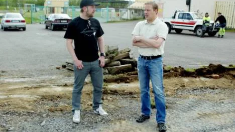 Mikael Lasu i Kiruna IF och Johan Enback i Kiruna FF är nöjda över att vägbygget förbi ishallen och fotbollsarenan är stoppat. Entreprenörerna har order om att lämna det påbörjade bygget som det är tills vidare.FOTO: HANS STERNLUND
