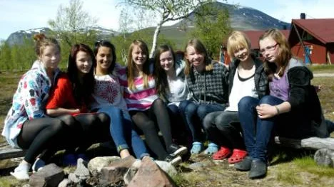 Marika Renhuvud, Anna-Stina Sparrock, Naima Khan Nergård, Teresa Forsgren, Karin Nutti Pilflykt, Sanna Vannar, Ida L Persson och pia Labba trivs på samiskt konfirmationsläger i Nikkaluokta. FOTO: Maria Unga