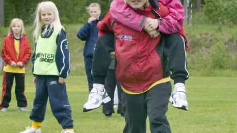 Systrarna Annika och Lotta van der Geer hjälper varandra att träna benmuskler. Det ger hårda skott. Foto: Göran Ström