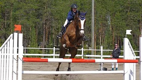 Ryttaren Charlotta Lindelöf och hästen Super Olle hoppade riktigt högt i Jokkmokk den gångna helgen.